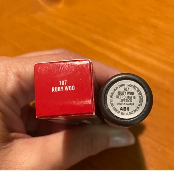 3/$30 NIB MAC Retro Matte Lipstick - Ruby Woo - Picture 4 of 8